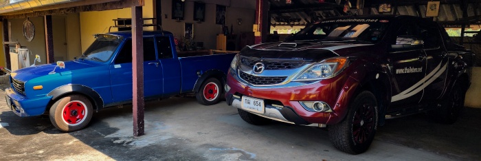 blauer Mazda Family Oldtimer und neuerer Bt 50 zusammen