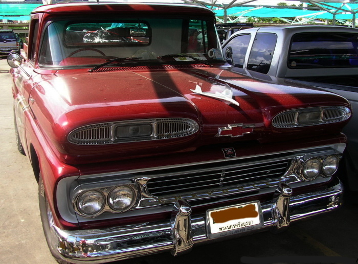 dunkelroter chevrolet apache von vorne