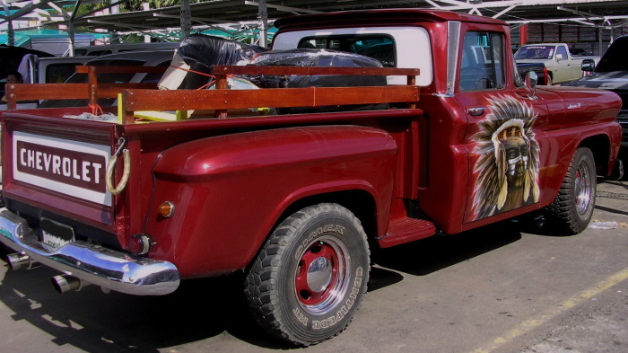 dunkelroter chevrolet apache von der seite mit Indianerkopf