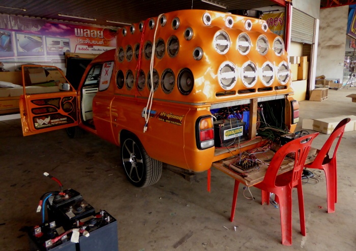 Soundcar in Orange im Bau 