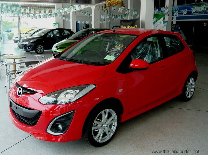 roter mazda 3