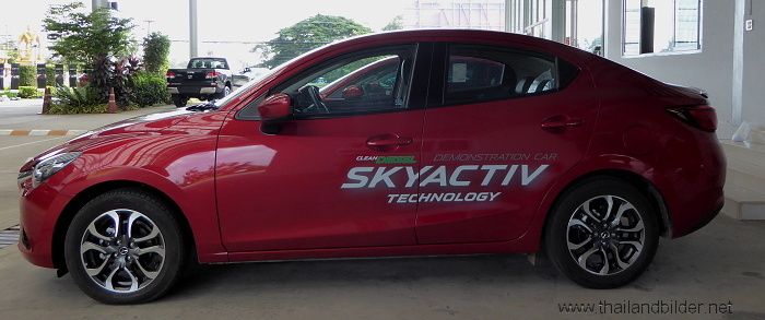 roter mazda skyactiv