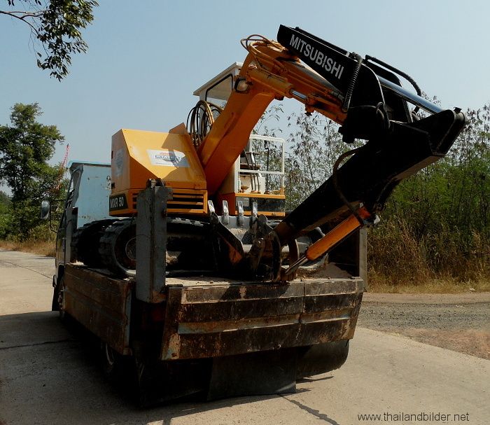 mitsubishi bagger auf kleinlaster