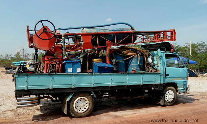 kleinlaster mit pumpe zum wasser bohren