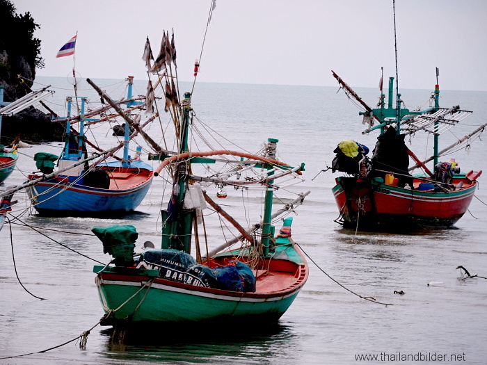 drei fischerboote im meer vor anker