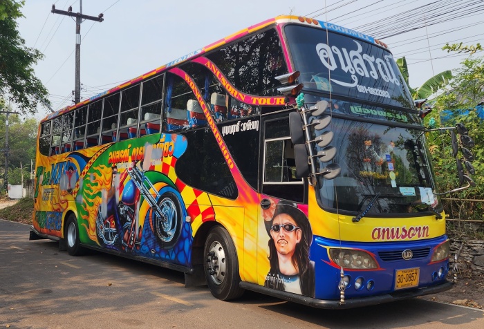 bunt beklebter bus mit sticker von unserem Nachbaren