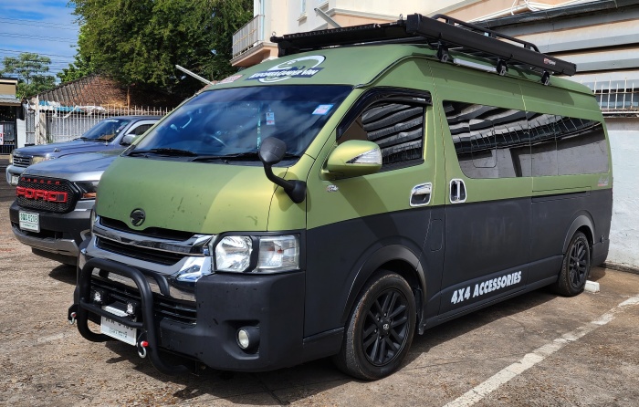 kleiner grün-schwarzer bus umgebaut zum wohnmobilcamper 