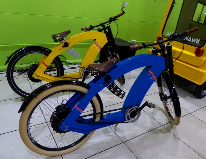 zwei spezial elektro Fahrräder gelb und blau