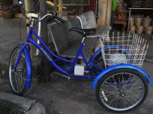 blaue dreirad fahrrad mit korb