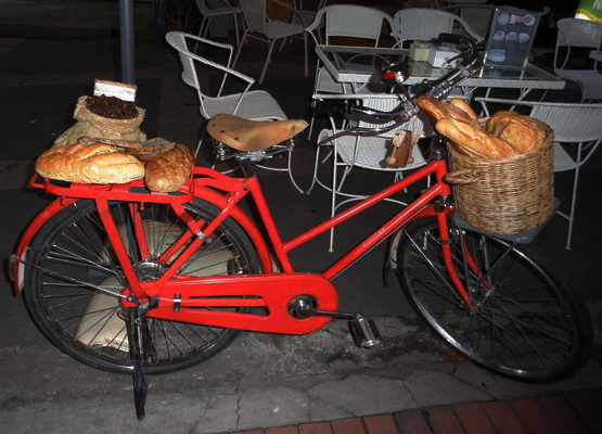 werbung für Brot auf rotem rad