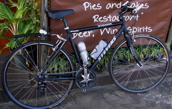 strassen rennrad schwarz mit trinkflasche