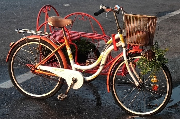 srot-weisses fahrad mit seitenwagen