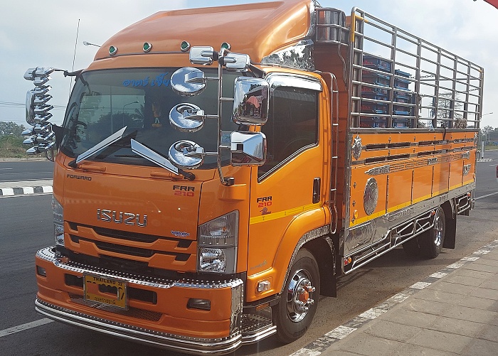 Kleinlastwagen transporter orange mit viele spiegeln