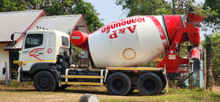 Lastwagen-betonmischer mit rot-weiss werbung
