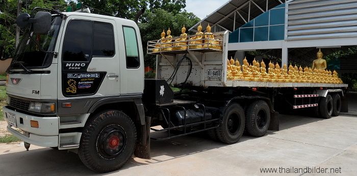 Lastwagenbild buddahfiguren kerzenfest