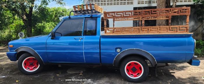 blauer Mazda Family Oldtimer mit Holz verschönert