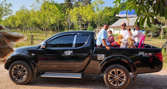 Menschen fahren mit in den Tempel