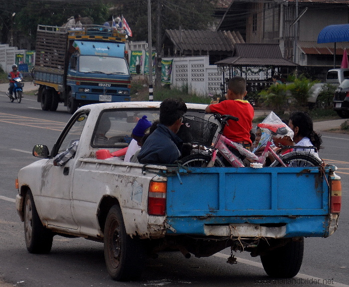 Menschen fahren auf pickup mit