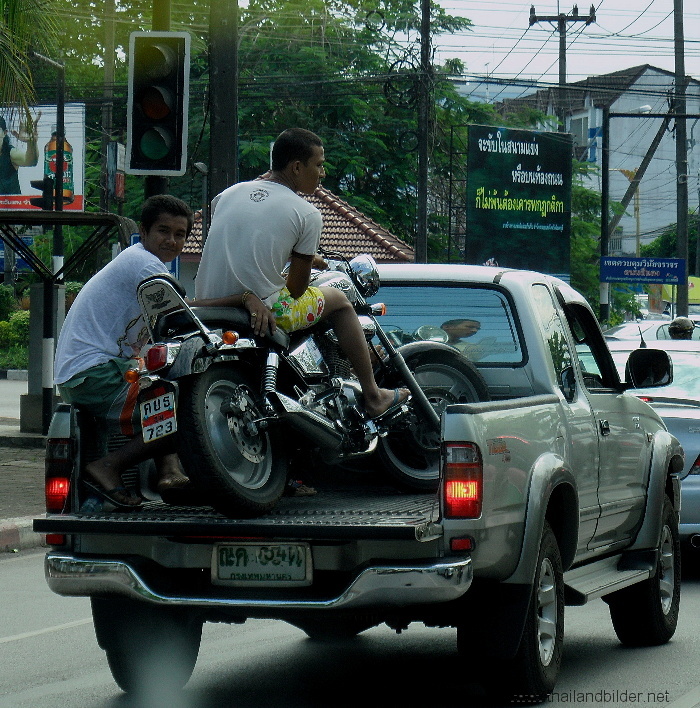 Pickup mit schwerem Motorrad auf ladefläche