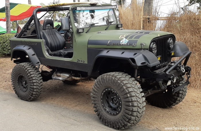 schöner jeep mit spezial bereifung  hoch