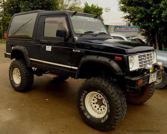 schwarzer suzuki jeep hoch