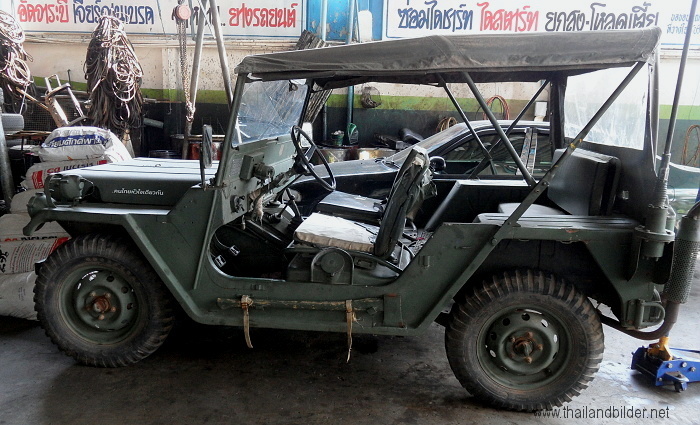 alter Armee Jeep mit ausrüstung