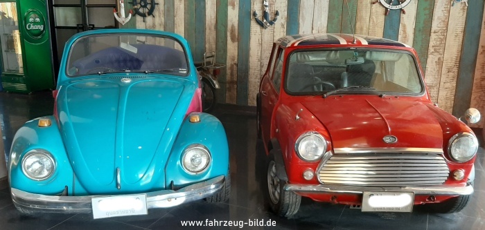 VW-Käfer-cabrio und roter alter Minicoper