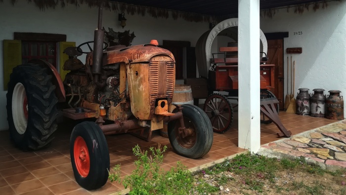 alter traktor miltansen und kutsche