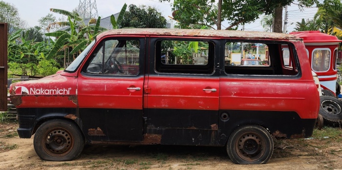 ein alter rot schwarzer ford transit bus mit fenster