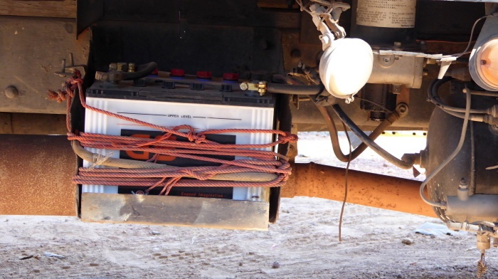 Lkw ersatzbatterie mit  seil verbunden