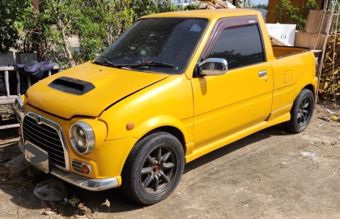 gelber daihatsu-mira