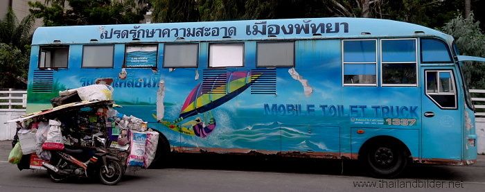 Rostiger blauer bus als toilette am Meer