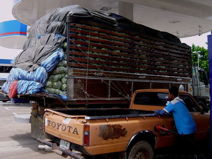 lkw und pickup an tankstelle