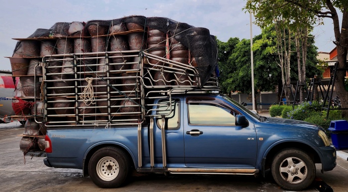 Pickup ist mit tontöpfen extrem überladen