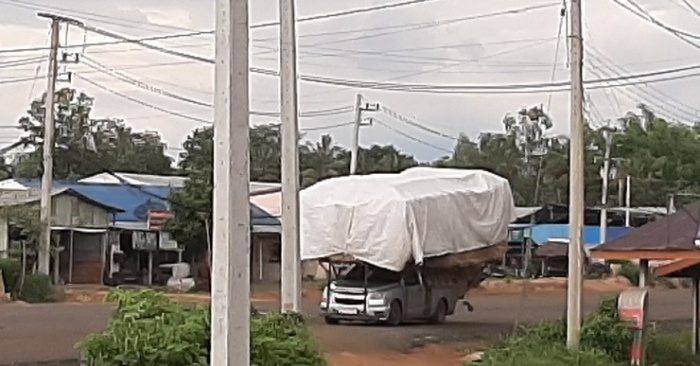 Pickup mit Strohballen überladen und zugedeckt