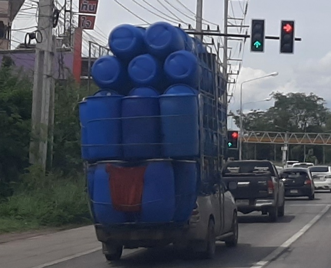 pickup mit riesigem gestell blaue fässer